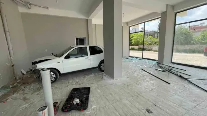 Kontrolden çıkan otomobil dükkana girdi
