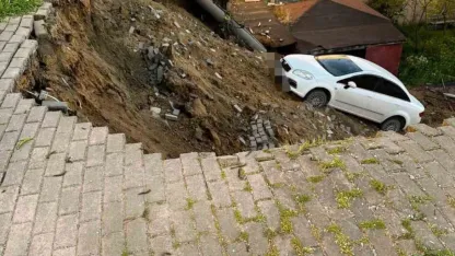 Çöken duvarla birlikte otomobil okul bahçesine düştü