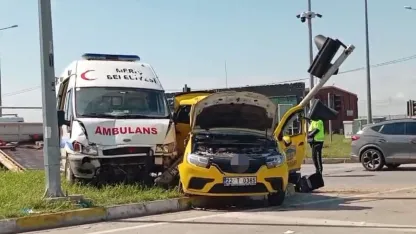 Ambulans ile taksi çarpıştı: 5 yaralı