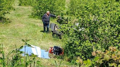 Emekli polis devrilen traktörün altında can verdi