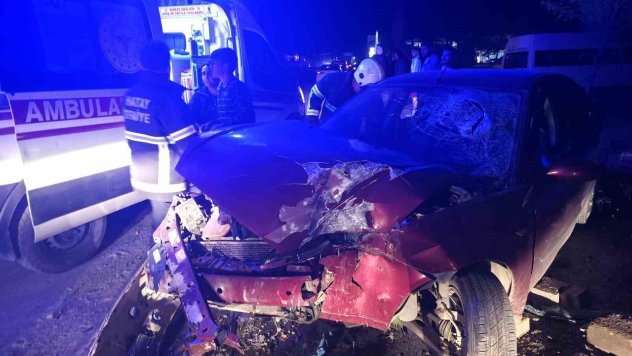 Ağaca çarpan otomobil hurdaya döndü