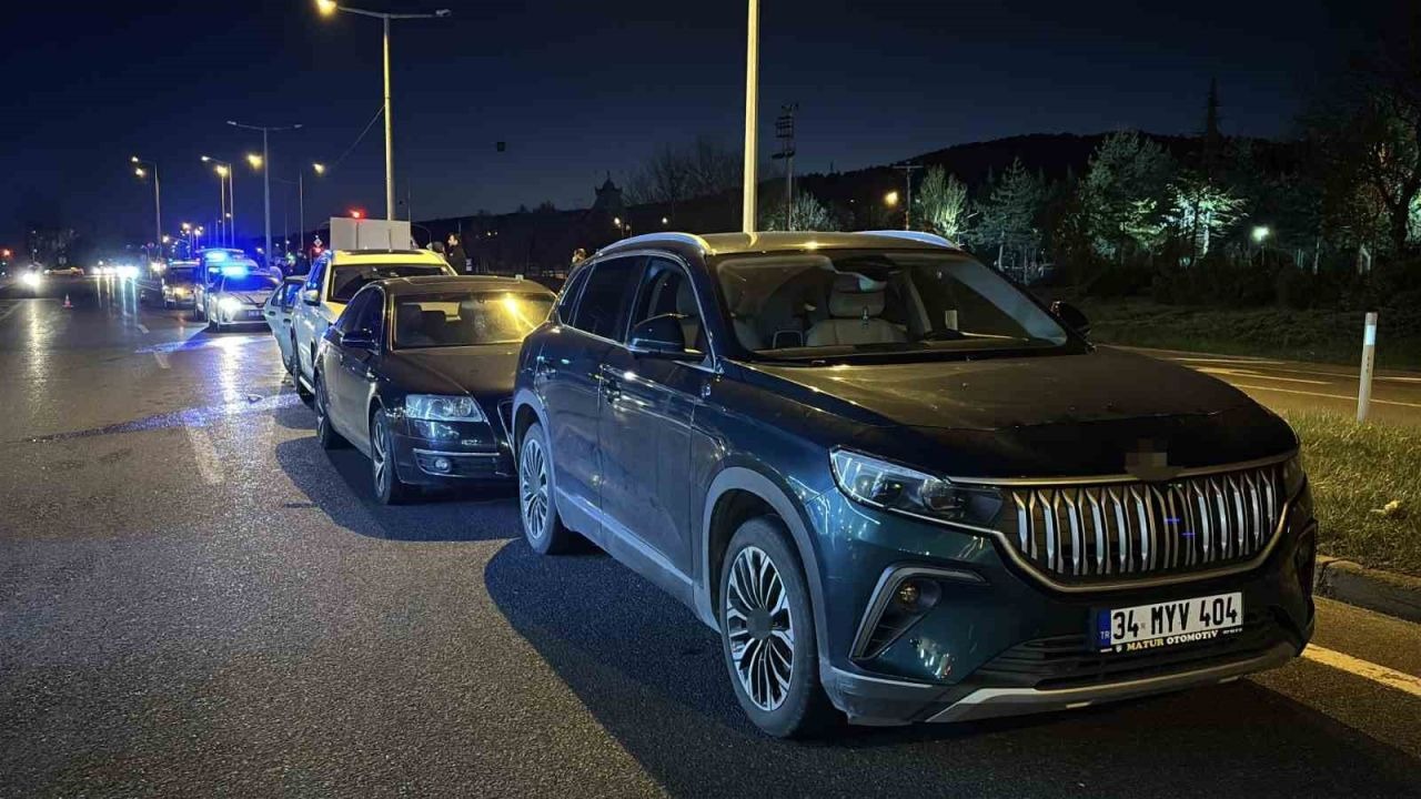 Ani fren yapıp kaçan sürücü zincirleme kazaya neden oldu