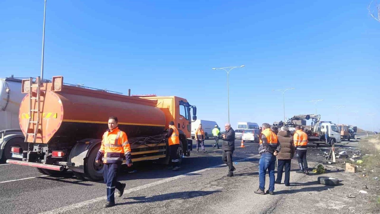 Ankara’da iki araç kafa kafaya çarpıştı: 5 ölü