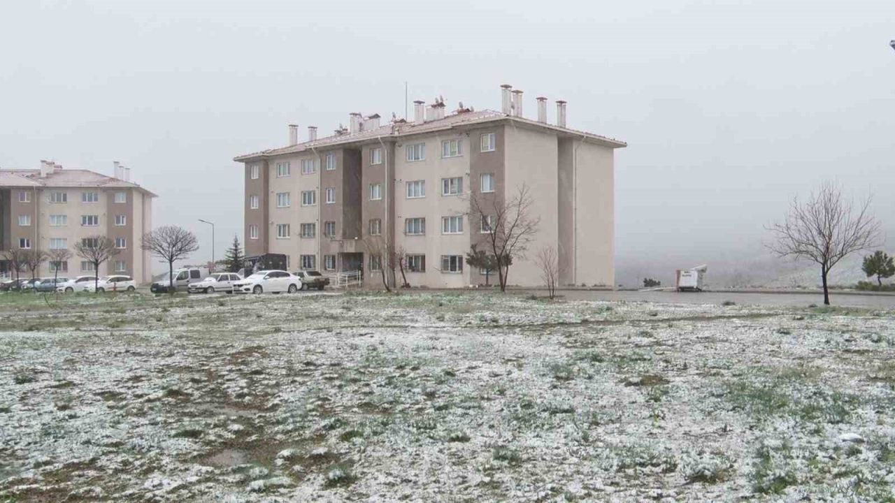 Ankara'da kar ve karla karışık yağmur etkili oldu