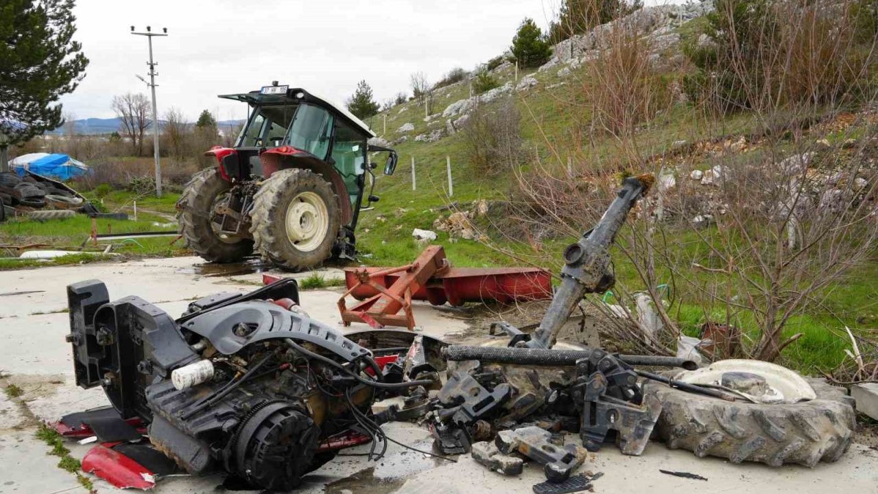 Araç ile çarpışan traktör ikiye bölündü: 5 yaralı