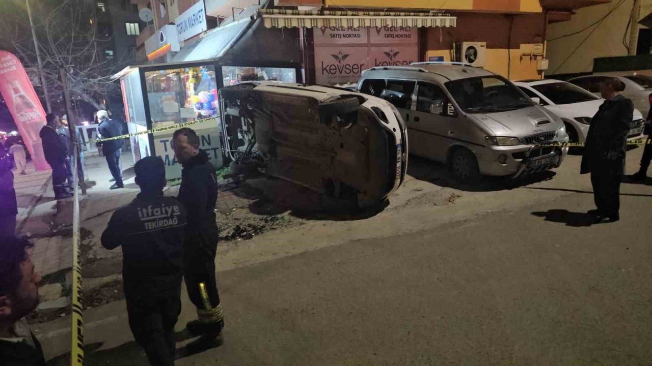 Araç markete daldı: 2 yaralı