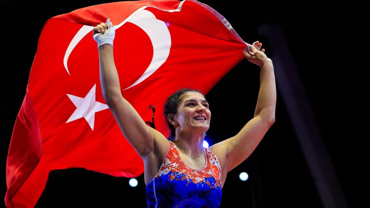 Avrupa Güreş Şampiyonası’nda rakibi sakatlanan Nesrin Baş şampiyon oldu