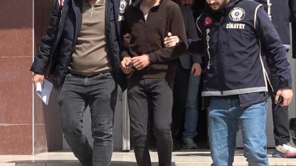 Babalarını balta ve bıçakla öldüren  iki kardeş tutuklandı