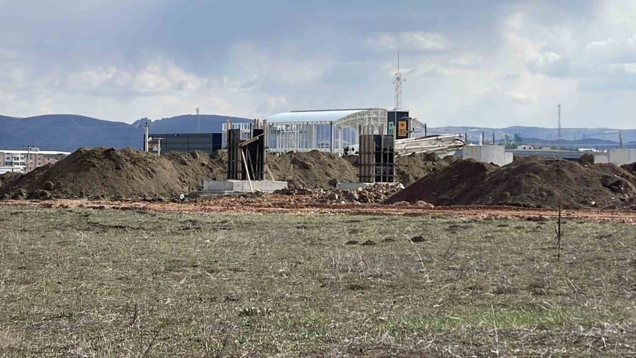 Beton kalıbına düşen genç işçi hayatını kaybetti