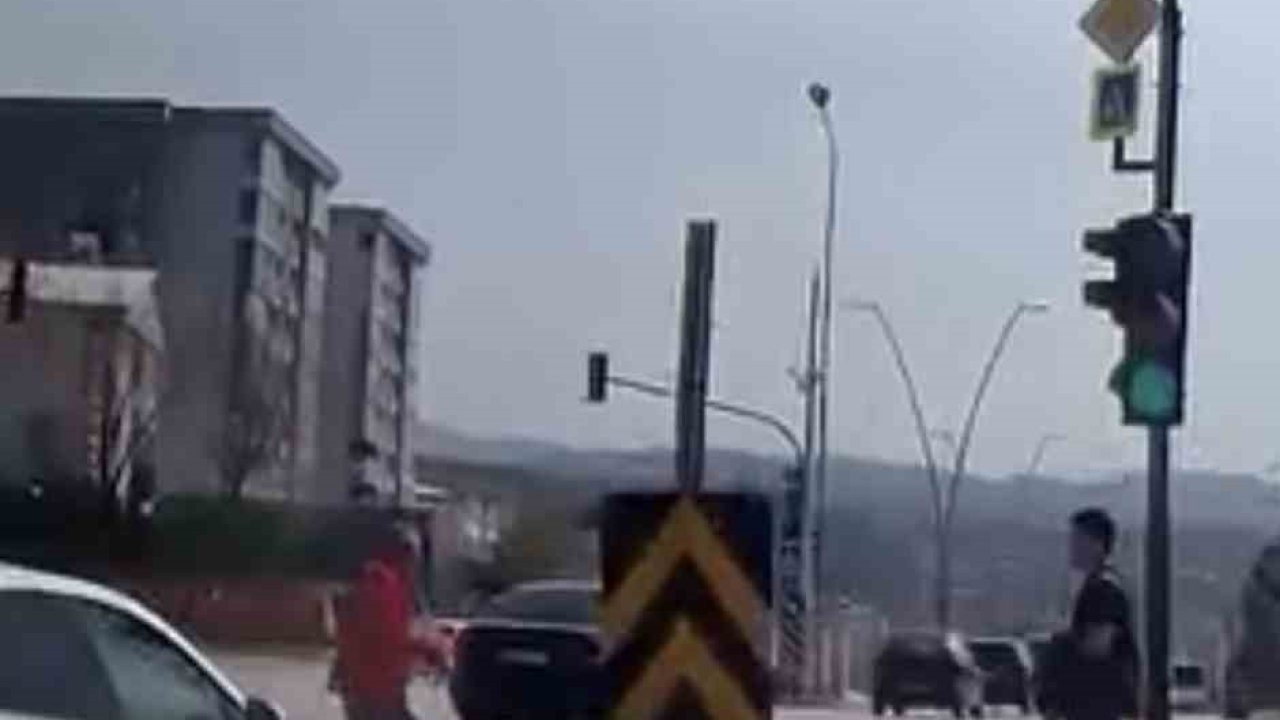 Bir adım hayat kurtardı… Kırmızı ışıkta yola atladı, facia teğet geçti