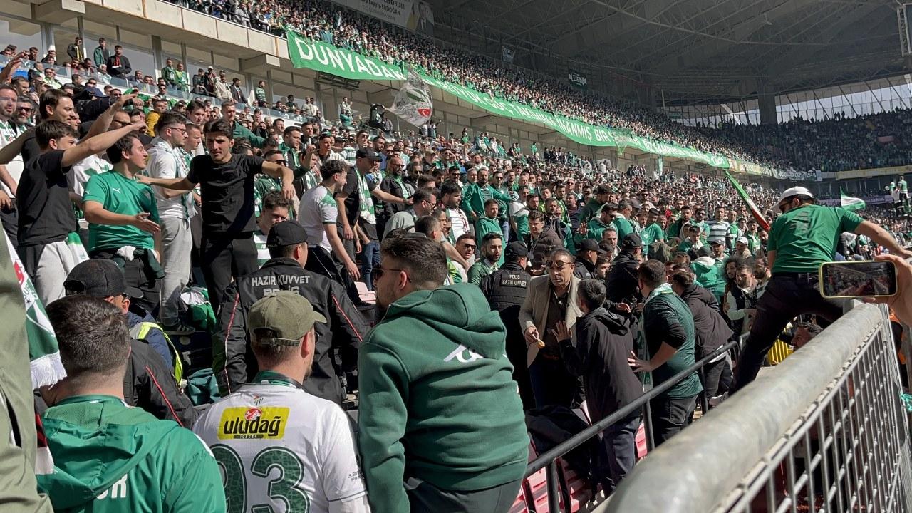 Bursasporlu taraftarlar birbirine girdi