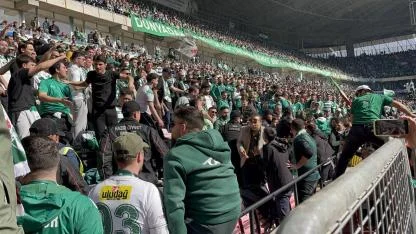 Bursasporlu taraftarlar birbirine girdi