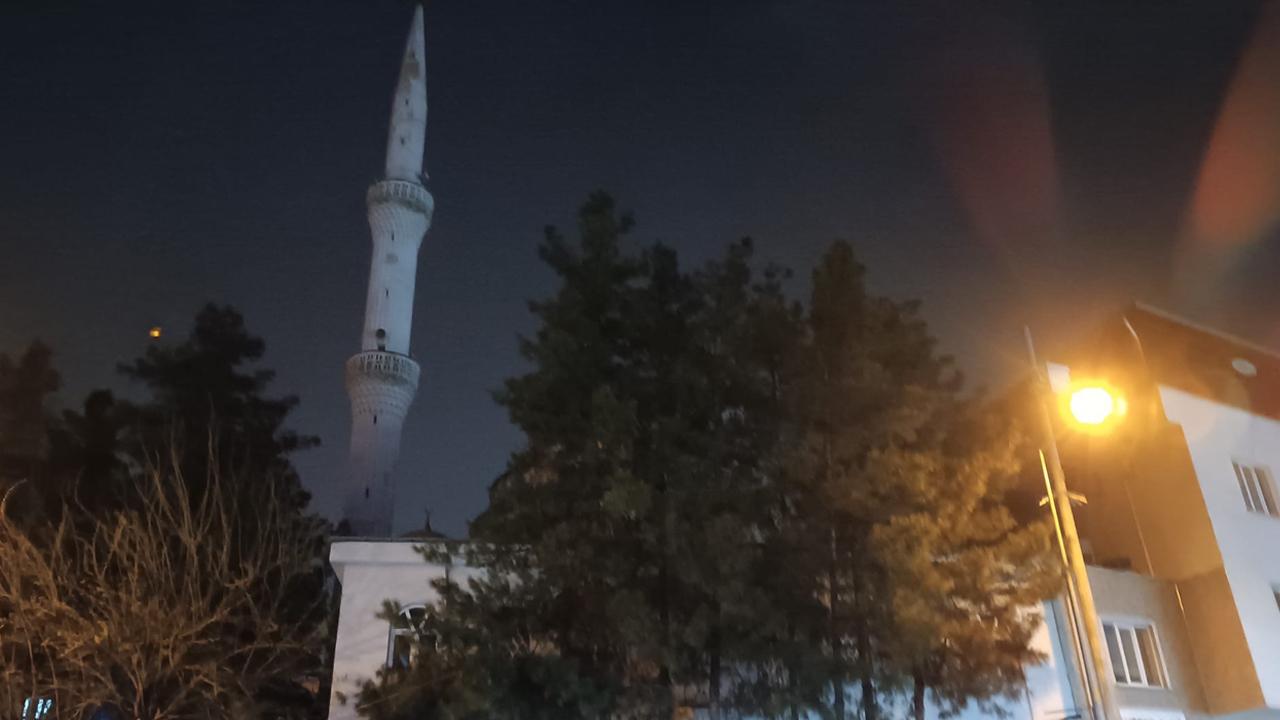 Cami minaresine yıldırım düştü