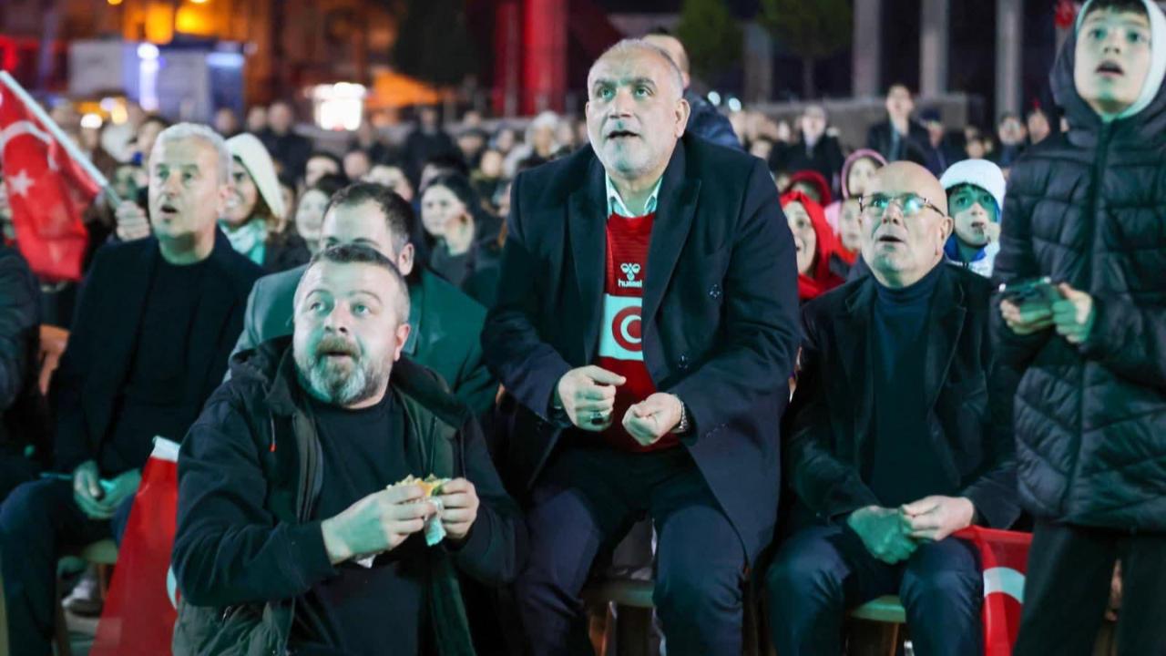 Canik'te dev ekranla milli maç coşkusu yaşandı
