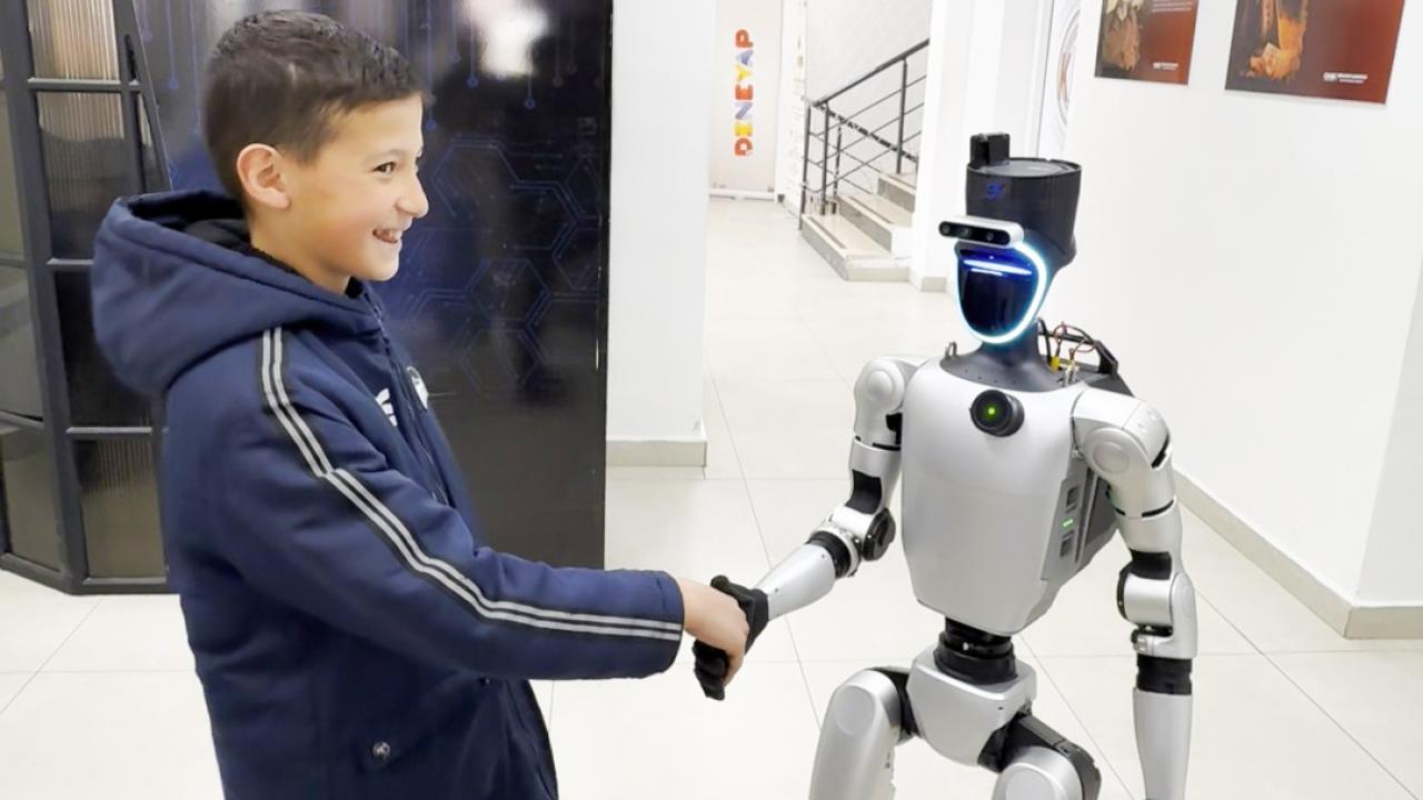 Canik'te sınava giren öğrencileri insansı robot karşılıyor