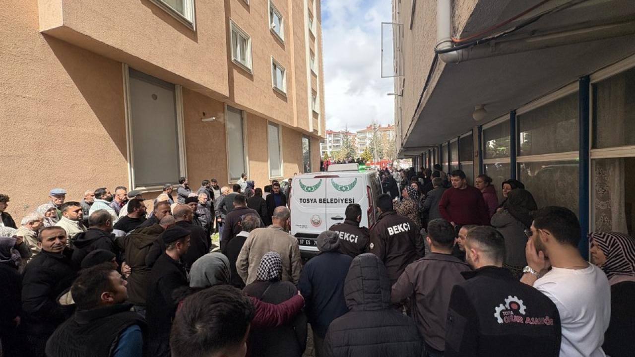 Çatıdan apartman boşluğuna düşerek öldü