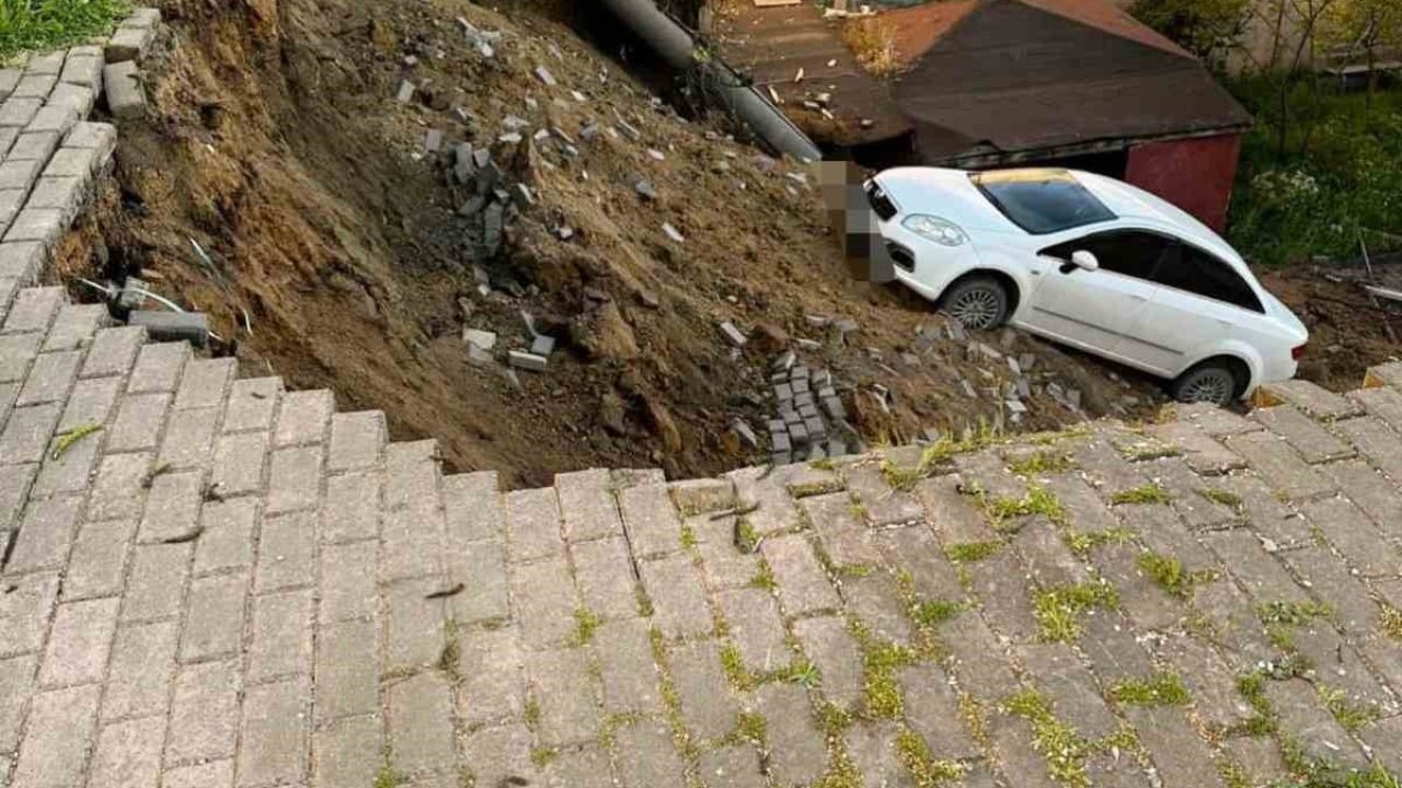 Çöken duvarla birlikte otomobil okul bahçesine düştü