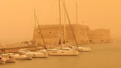 Çöl tozu Girit Adası'nı kırmızıya bürüdü