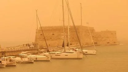 Çöl tozu Girit Adası'nı kırmızıya bürüdü