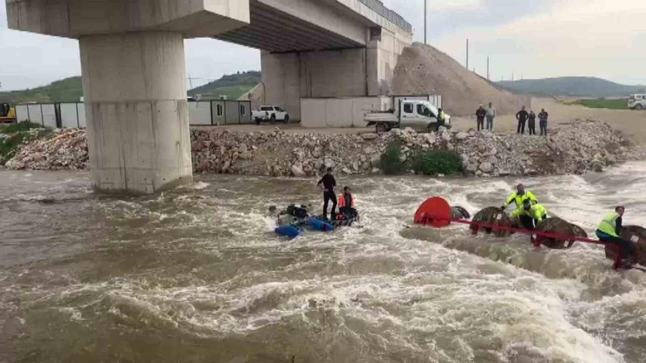 Dereyi traktörle geçmek isterken faciadan dönüldü: 10 işçi vinçle kurtarıldı