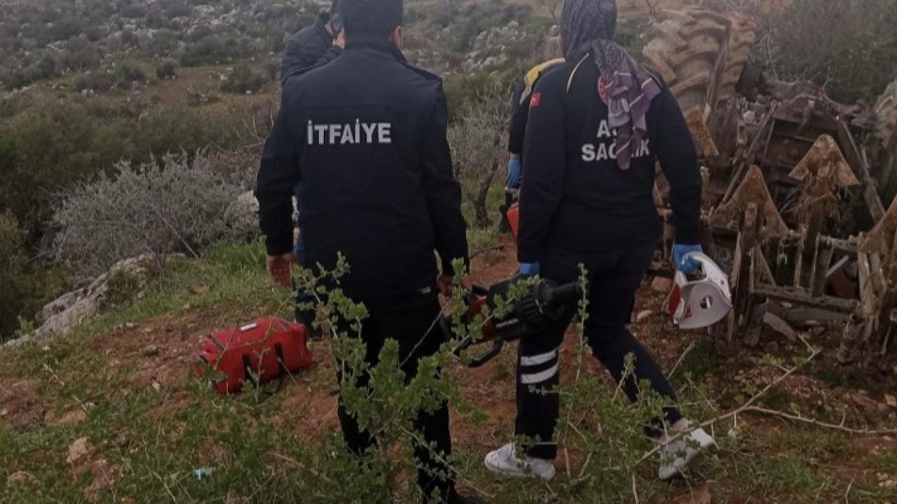Devrilen traktörün altında can verdi
