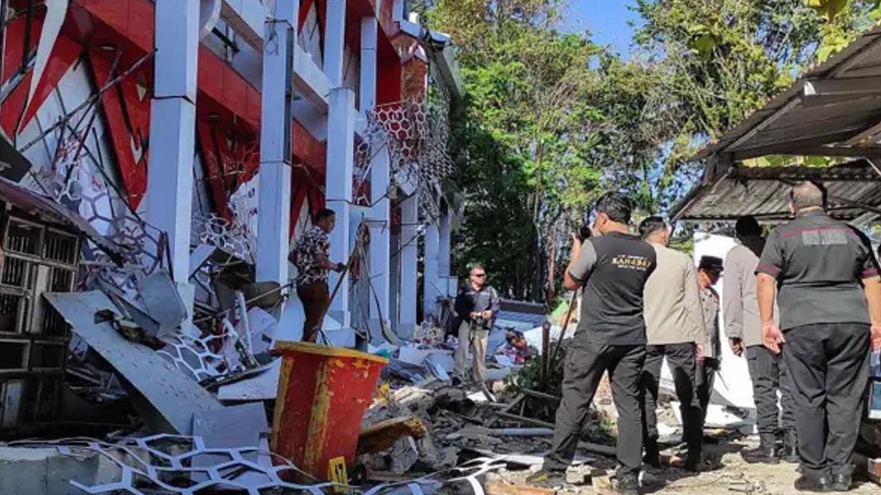 Endonezya'da 7.4 büyüklüğünde deprem: 1 kişi öldü