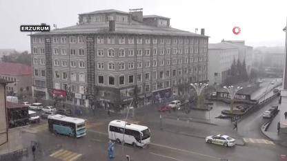 Erzurum güne lapa lapa karla uyandı