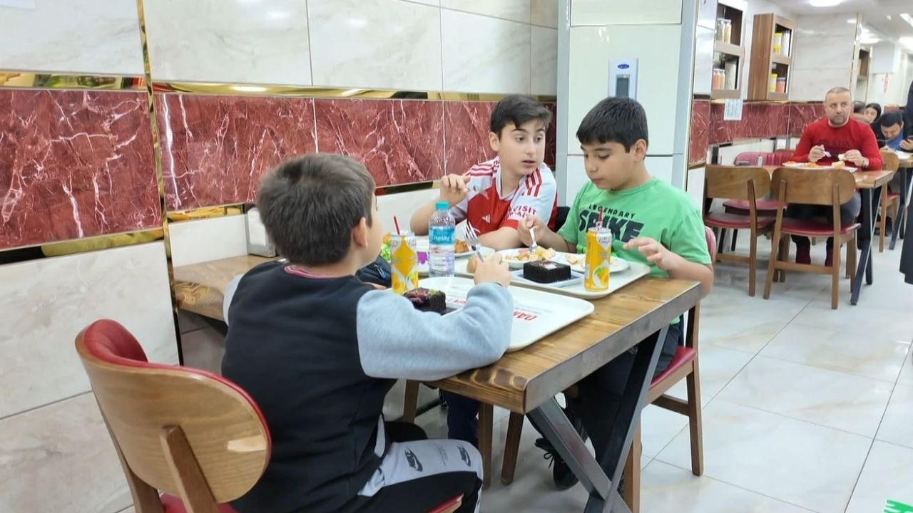 Esnaf 23 Nisan dolayısıyla çocuklara ücretsiz yemek ikram etti