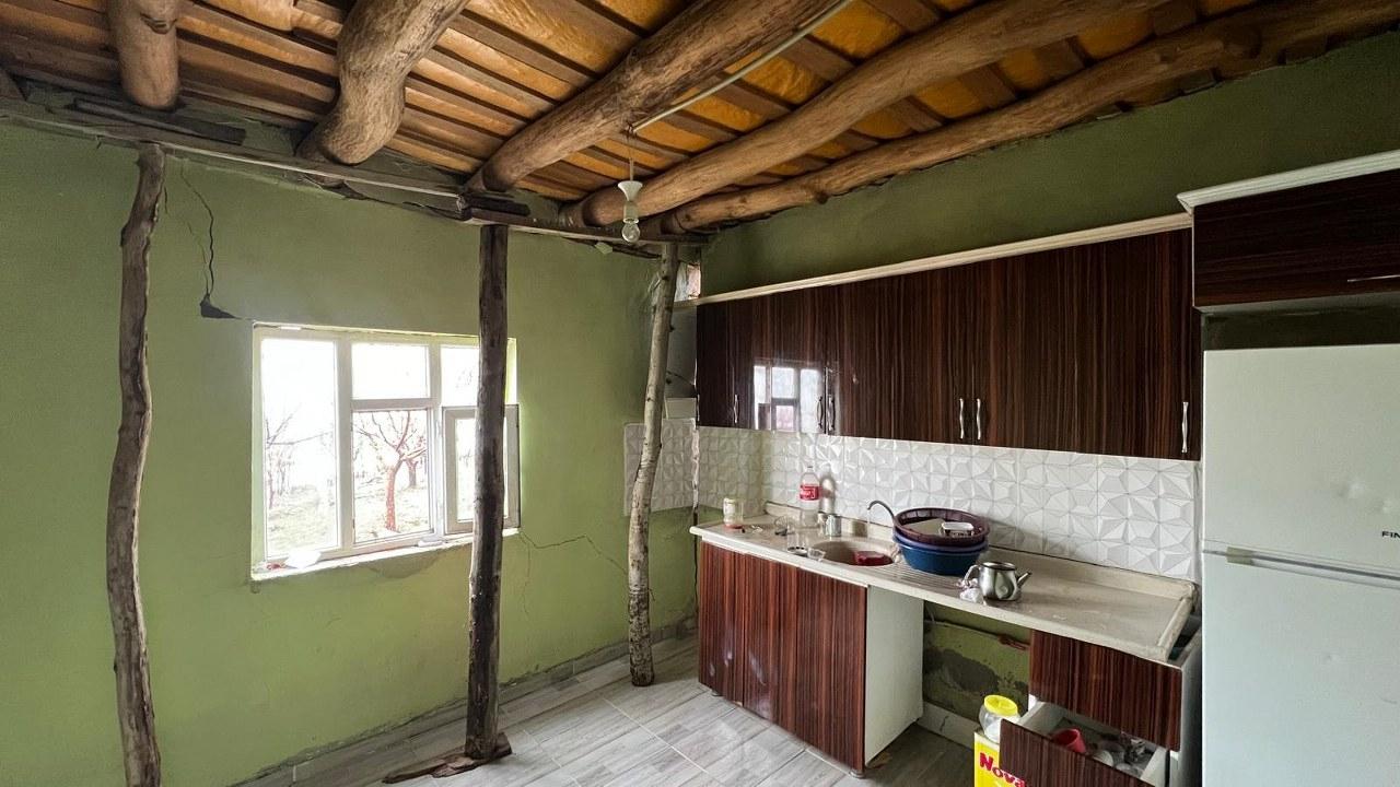 Eve düşen yıldırım duvarı boydan boya yardı!