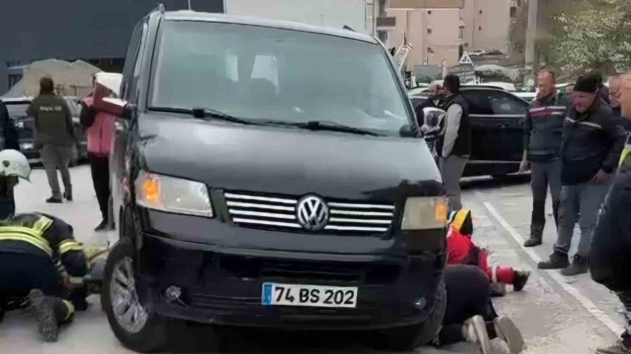 Fci kaza: Aracın altında kalan kadını ekipler kurtardı