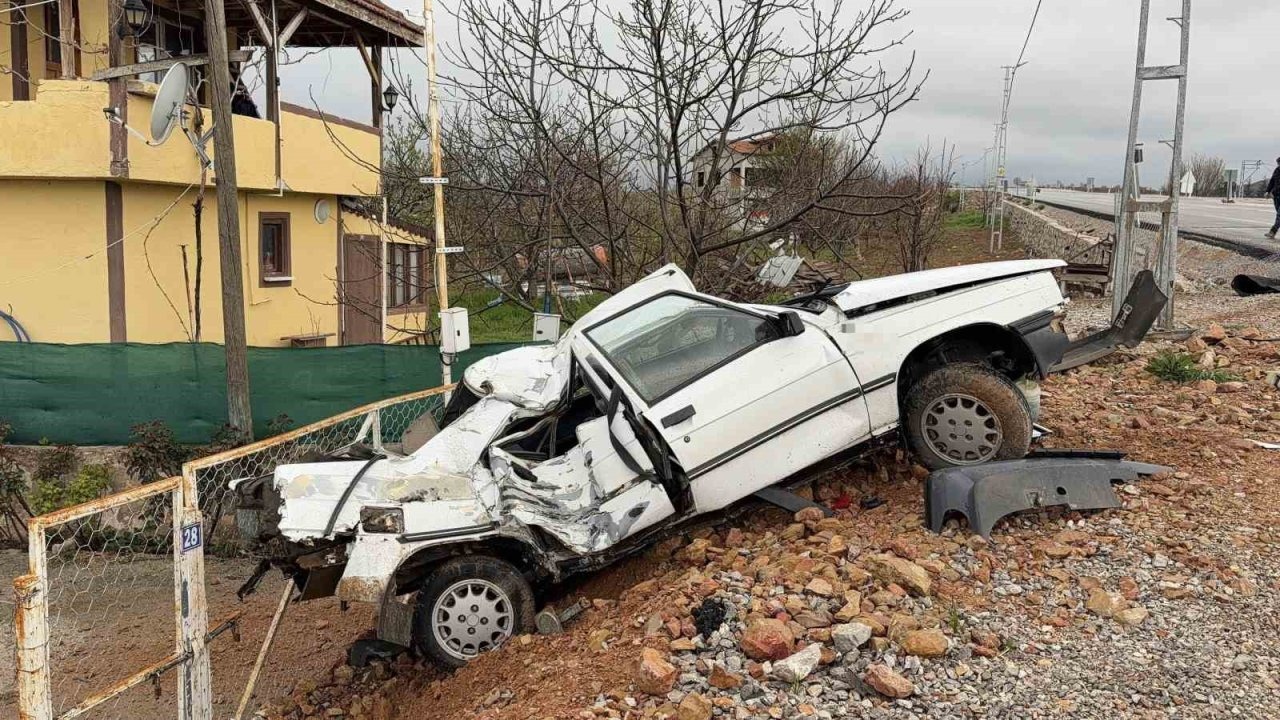 Feci kaza! Elektrik direğine çarpan otomobil hurdaya döndü