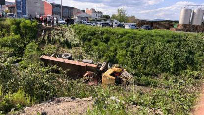 Feci kaza! Freni boşalan vinç, dereye uçtu; araçtan atlayan sürücüsü öldü