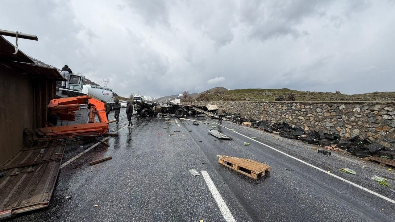 Feci kaza! İş makinesi ile tır çarpıştı, 1'i ağır 3 yaralı