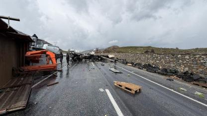 Feci kaza! İş makinesi ile tır çarpıştı, 1'i ağır 3 yaralı