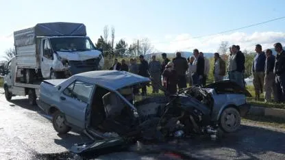 Feci kaza kamyonetle çarpışan Tofaş ikiye bölündü, sürücü hayatını kaybetti