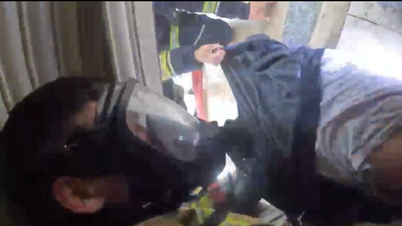 Filmleri aratmayan kurtarma operasyonu: Yangının ortasında kaldı