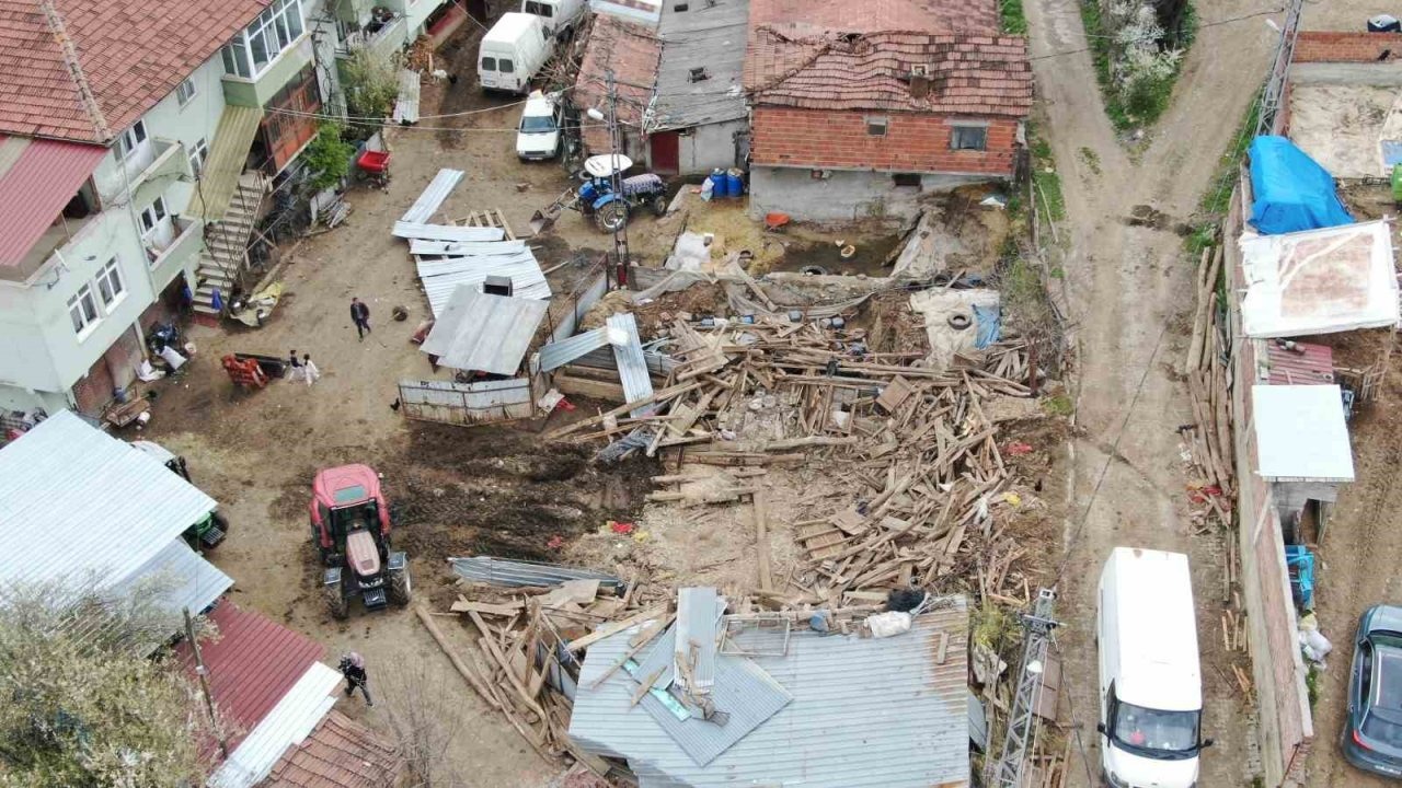 Fırtına sırasında ahır çöktü: 4 büyükbaş hayvan telef oldu