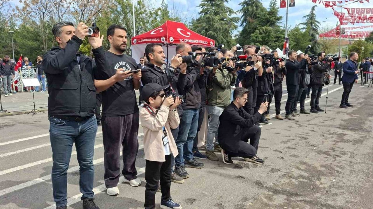 Fotoğraf makinesini aldı, 6 yaşındaki gazeteci oldu