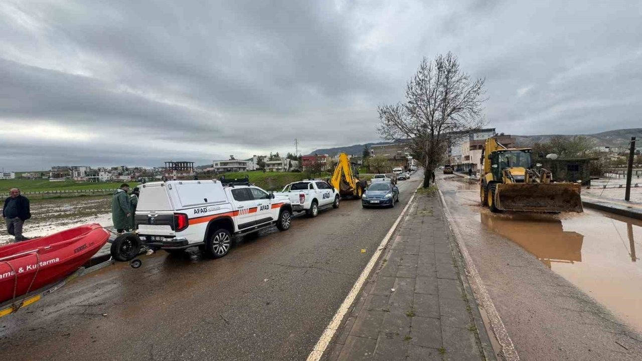 Gece yağışı sele dönüştü, ev ve iş yerlerini su bastı