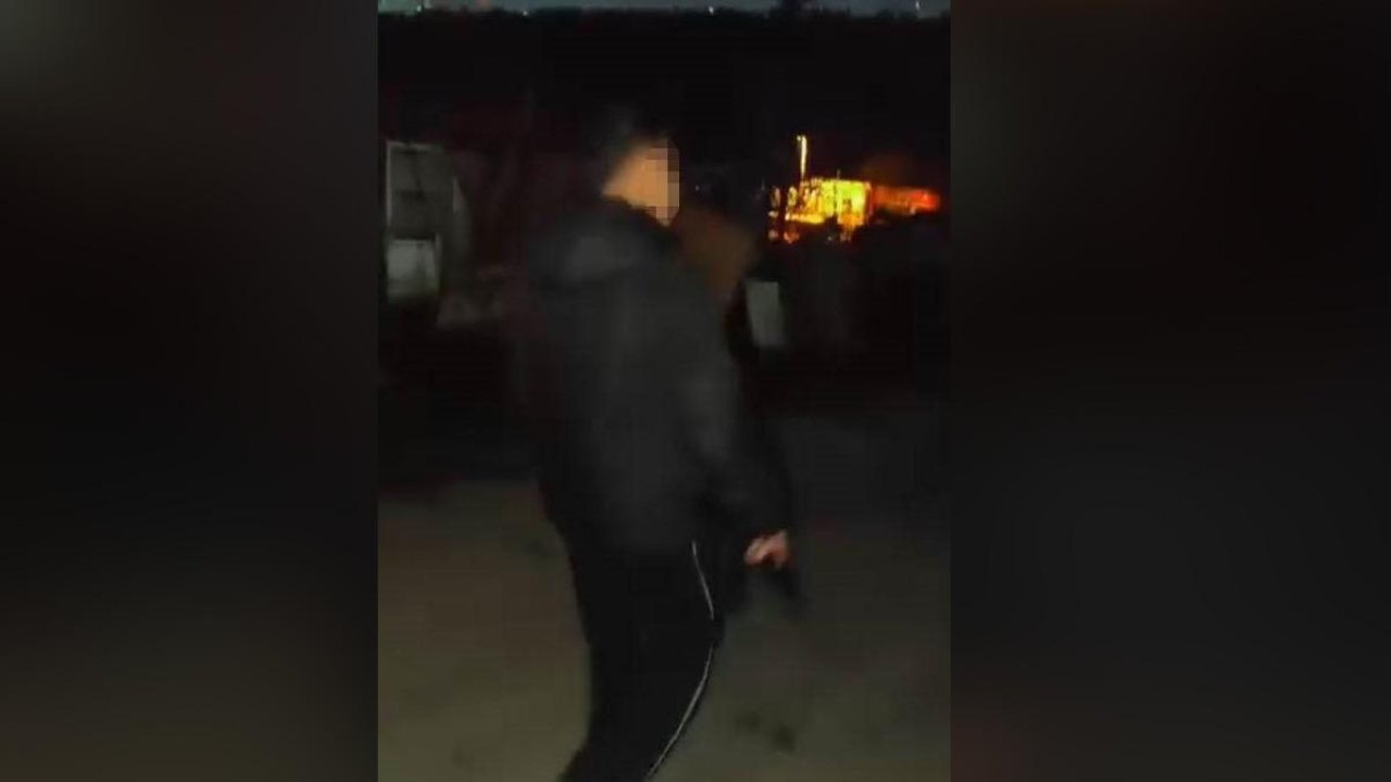 Görüntüler sosyal medyada gündem oldu! Uzun namlulu silahla sokakta dolaşan şahıslar yakalandı