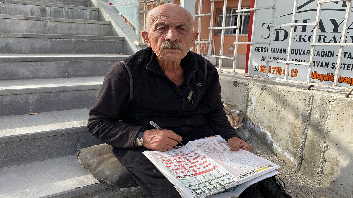 Güneş panelini tamir etmek isterken canından oldu