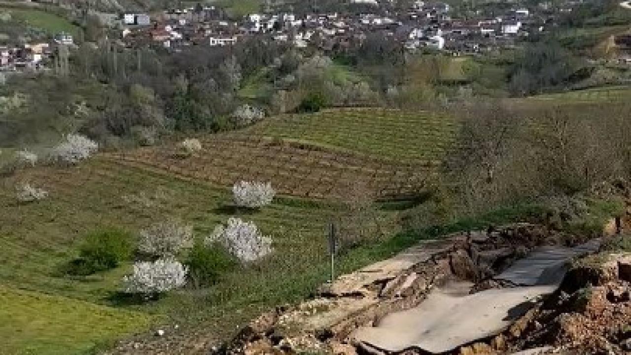 Heyelan yolu parçaladı!