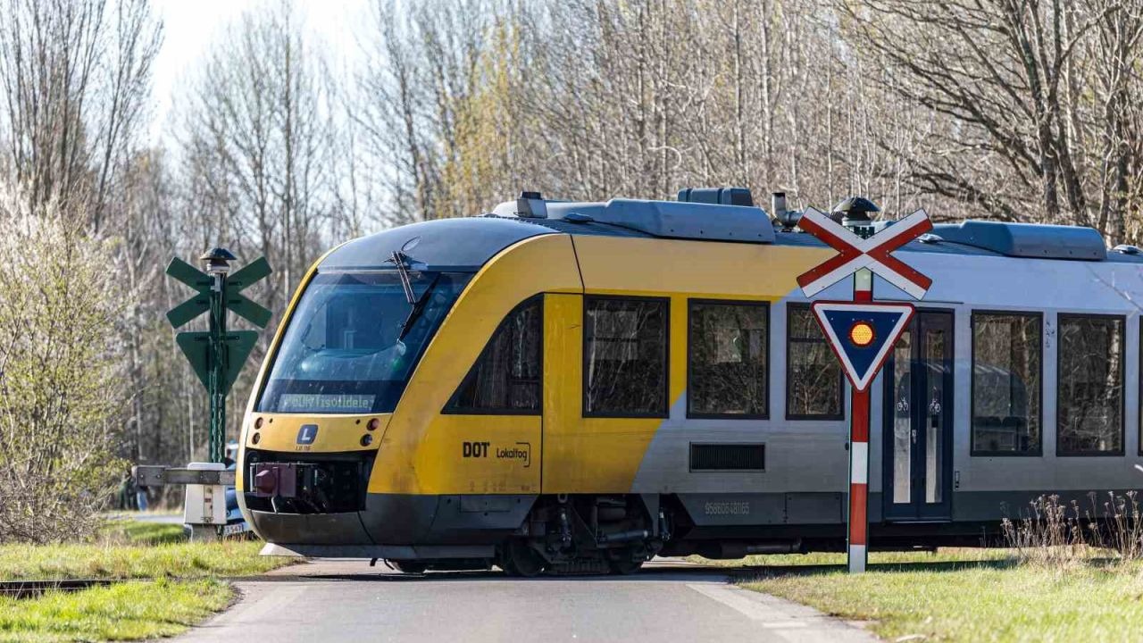 İki tren çarpıştı: 4’ü ağır 17 yaralı