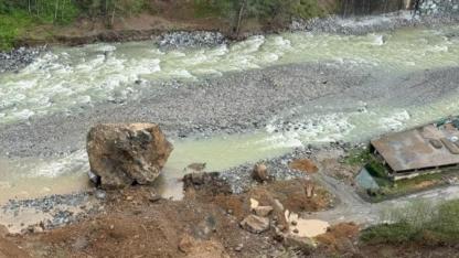 İlçe meydanında korkutan heyelan