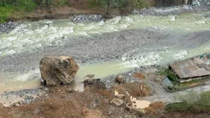 İlçe meydanında korkutan heyelan