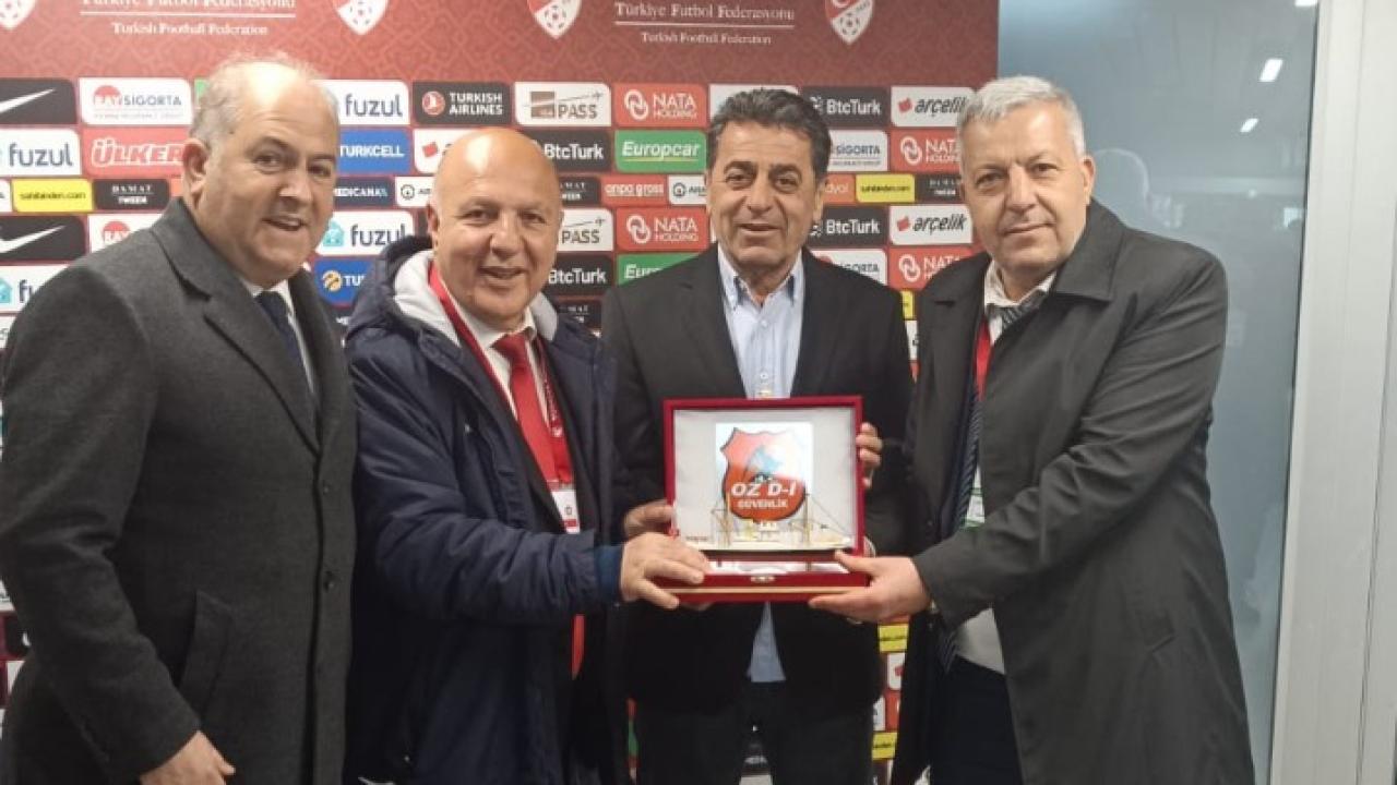 İlhan Yolaydın’dan Anlamlı Plaket Töreni