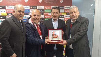 İlhan Yolaydın’dan anlamlı plaket töreni