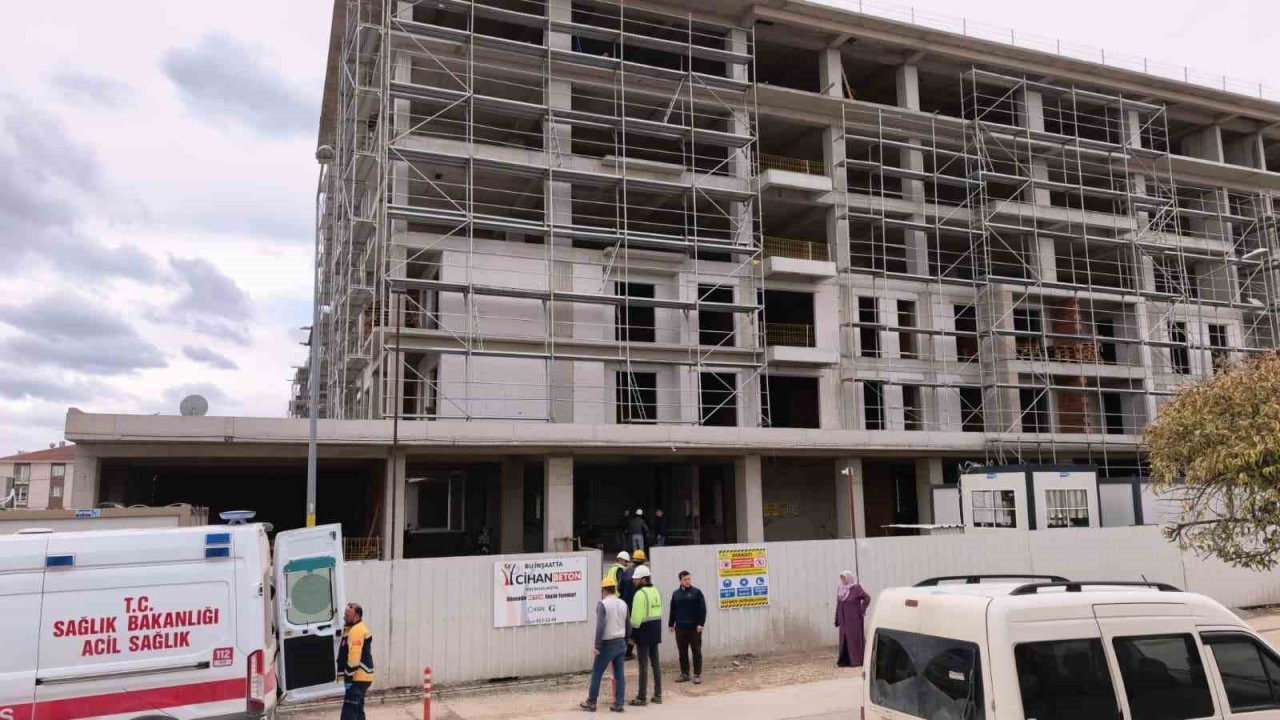 İnşaatın 2. katından düşen işçi yaralandı