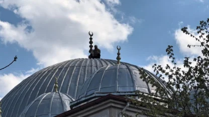 İntihar etmek için cami çatısına çıktı