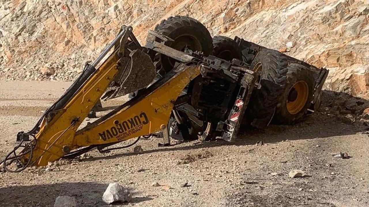 İş makinesinin altında kalan operatör hayatını kaybetti